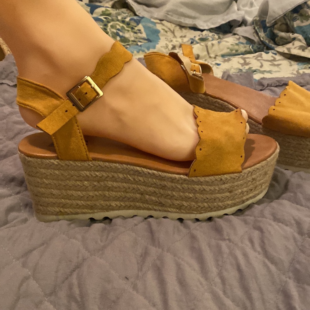 AMS wedges ~ mustard colored size 8.5